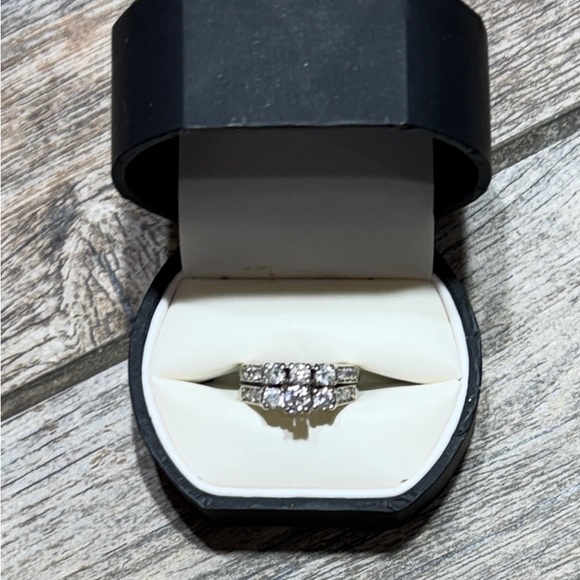 Elegant Diamond Wedding Set - Picture 2 of 16